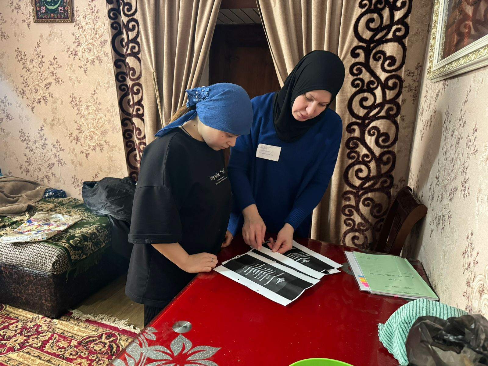 Специалист по работе с семьей и детьми, Алиева Максалина, провела беседу со своей подопечной на актуальную тему: "Терроризм через социальные сети и мессенджеры"